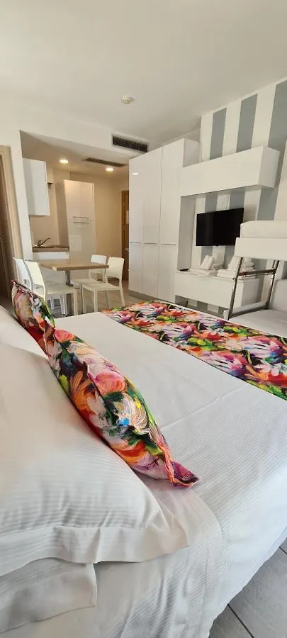 Rubino Apartments a 100metri dal mare Riccione 0*,  Italia